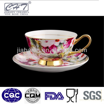 Jarrón de oro de porcelana tazas de café y platillos antiguos